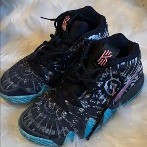 Nike Kyrie Youth size 5